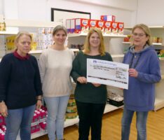 Bastelgruppe der Leimener Feuerwehrfrauen spendet 1.700 € an den Tafelladen