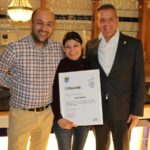 Oberbürgermeister Hans Reinwald gratuliert Café Zeitlos zur Eröffnung