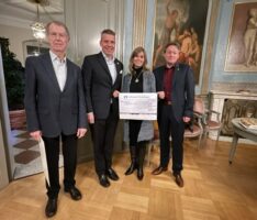 Musikschule erhält erneut Spende vom Lions Club Leimen zum Kauf einer Bratsche