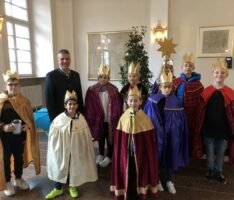 Sternsinger: „20+C+M+B+23“ zum Segen des Leimener Rathauses