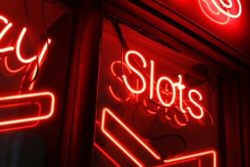 Neonroter „Slots“-LED-Schriftzug  