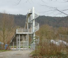Neue Sommerattraktion: Doppelrutsche im Leimener Freibad aufgestellt