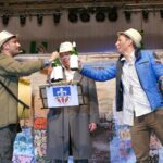 Drei Bürgermeister bei den Fröschen als Clochards an de Schwarz Brigg