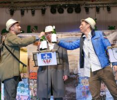 Drei Bürgermeister bei den Fröschen als Clochards an de Schwarz Brigg