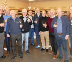 Handball Oldies genussvoll unterwegs – Hauptversammlung im Weingut Adam Müller