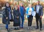MdL Christiane Staab und Pfarrer Arul Lourdu hängen Nistkasten im KiGa auf
