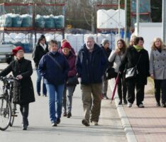 Frauenspaziergang von der Elly-Heuss-Knapp-Straße zum „Marlene-Dietrich-Weg“