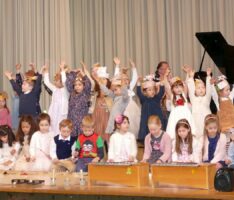 Frühlingshafte Klänge beim Konzert der Kleinsten Musikschüler in der Aegidiushalle