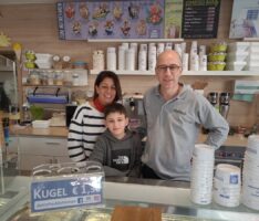 Ein Osterspaziergang mit einem Eis auf die Hand: Was kostet die Kugel in Leimen?