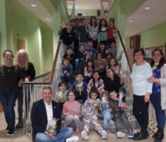 Hort der Turmschule läutet zu Ostern mit OB Reinwald den Frühling ein