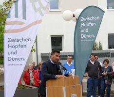 Sandhausen: Einweihung Rathaus-Vorplatz und Vorstellung neues Gemeinde-Logo