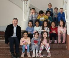 Schulanfänger auf Zeitreise im Palais Seligmann mit OB Hans Reinwald