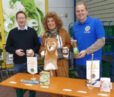 Der Lions Club Leimen sammelte unter dem Motto „Ein Teil mehr“ Lebensmittel