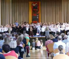 Musikschule spielte die „Bremer Stadtmusikanten“ – „I-Ah, Wauwau, Miau, Kickerikiehhhhh“