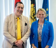 Europatag: MdL Christiane Staab  im Gespräch mit franz. Generalkonsul Gaël de Maisonneuve