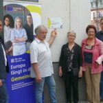 Europa fängt in den Gemeinden an -  </br>Leimen enthüllt Plakette am Rathaus