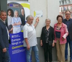 Europa fängt in den Gemeinden an – Leimen enthüllt Plakette am Rathaus