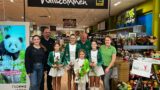 Muttertag: Karnevalclub „Frösche“ verteilt Rosen im EDEKA Walter