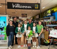 Muttertag: Karnevalclub „Frösche“ verteilt Rosen im EDEKA Walter