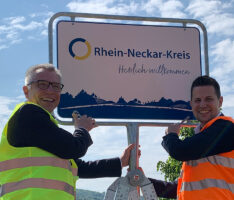 Rhein-Neckar-Kreis stellt erstes Willkommensschild an Landkreisgrenze auf