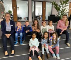 „Schweizer Franken sind schön bunt“ – Mauritiuskinder in der Sparkasse