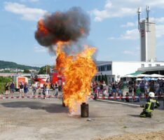 Heiße Flammen und kühle Getränke  lockten die Nußlocher zu Ihrer Feuerwehr