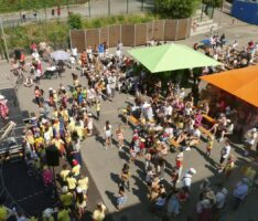 Großes Konzert der Turmschulen-Kinder im Schulhof – Rektorin geht in Ruhestand