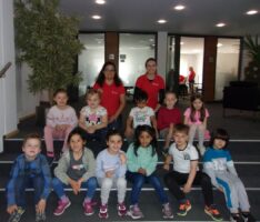 Die Schulanfänger des kath. St. Georg-Kindergartens besuchen die Sparkasse