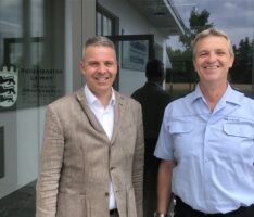 Oberbürgermeister Hans Reinwald begrüßt neuen stelv. Leiter des Polizeipostens