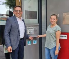 Verkleinerung des Landtags: FDP gibt gesammelte Unterschriften im Rathaus ab