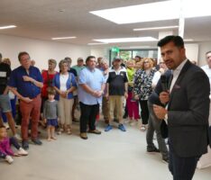 Sandhäuser Hardtwaldhalle wiedereröffnet – </br>Fast vier Millionen Euro Sanierungskosten