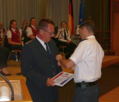 Armin Nelius mit Feuerwehr-Ehrenkreuz in Gold geehrt