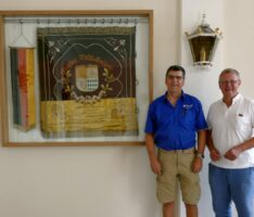 Einigkeit und Recht und Freiheit – Fahne des Reichsbanner im Alten Rathaus angekommen