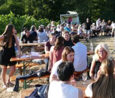 Weinprobe bei Adam Müller im Kreuzweg –</br> Alles passte: Wetter, Wein, gute Laune