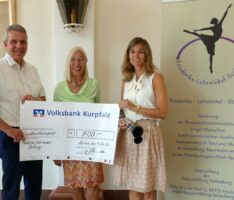 Friederike- Lehrnickel- Stiftung spendet der Musikschule zwei Klarinetten