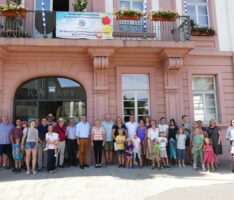 Für unsere Kinder – für unsere Zukunft – GEBK-Plakat am Rathaus aufgehängt