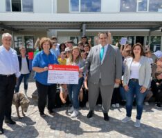 Ratior spendet der Geschwister-Scholl-Schule zwei Mini-Tore für den Schulhof