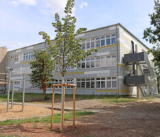 Rund 30 neue Bäume auf dem Gelände des Friedrich-Ebert Schulzentrums gepflanzt 