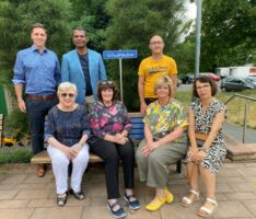 Nußloch hat sein erstes „Schwätzbänkl“ eingeweiht