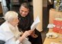 Pfarrer Lourdu gratuliert Hedwig Bund zum 100. Geburtstag