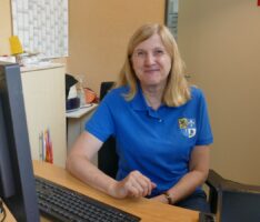 Die Bürgermeisterin als Praktikantin – </br>Claudia Felden an der Freibad-Kasse