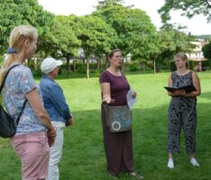 Meditativer Schöpfungsspaziergang führte durch Menzerpark zu Mauritiuskirche