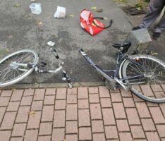 Kurios: Fahrrad zerbricht in der Mitte – Fahrer stürzt und verletzt sich leicht