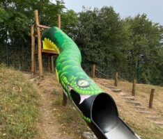Die bezaubernde Schlange auf dem Spielplatz Konrad-Adenauer Ring