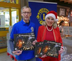 Lions-Club startet Verkauf des Adventskalenders vor Edeka und REWE Supermärkten