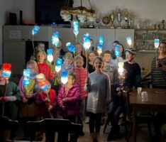 SK Neptun bastelte innovative Laternen aus Plastikflaschen für den Martinsumzug