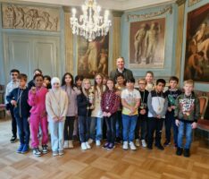 Übergabe des Kerwe-Staffellauf Wanderpokals an die Klasse 4c der Turmschule