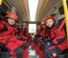 Spannende Übungen mit den Feuerdrachen: Vom Antreten bis zur PKW-Brandlöschung