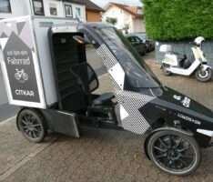Mini-Lastwagen voraus? Nein, DAS ist tatsächlich ein 4-rädriges Lasten-Fahrrad
