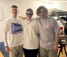 „Home“-Kollektion: Mit Weingut Seeger Spätburgunder-Trester gefärbte Kleidung